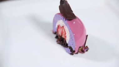 Kek bir plaka üzerinde sır ile