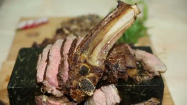 Garnitür ile kızartma etli yemek