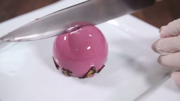 Le confiseur coupe le gâteau 