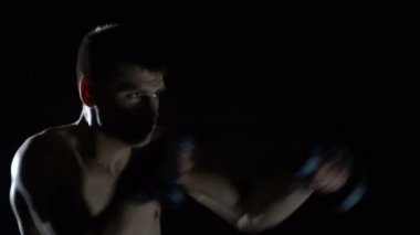 Eğitim ağırlıkları ile boksör