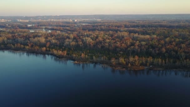 Vlucht over de rivier de Dnjepr — Stockvideo