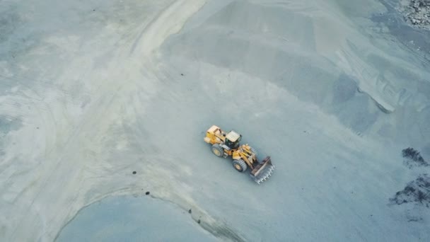 Een bulldozer ladingen puin in een steengroeve — Stockvideo