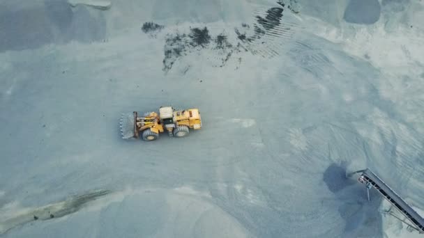 Een bulldozer ladingen puin in een steengroeve — Stockvideo