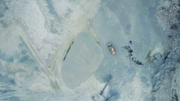 Buldozer moloz taş ocağında yükler — Stok video