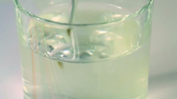 Petit garçon dessine des peintures 