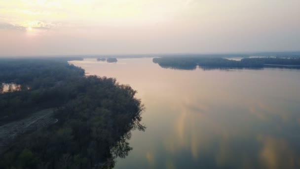 Flyg över floden vid solnedgången — Stockvideo