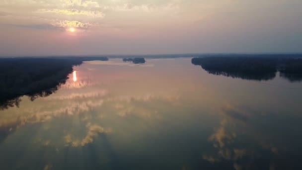 Vlucht over de rivier bij zonsondergang — Stockvideo