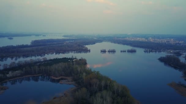 Flug über den Fluss bei Sonnenuntergang — Stockvideo