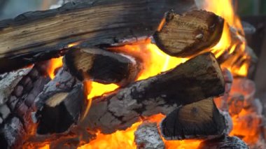 Kömürler ızgarada yanıyor.
