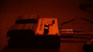 Gitarist etkileri pedal geçer