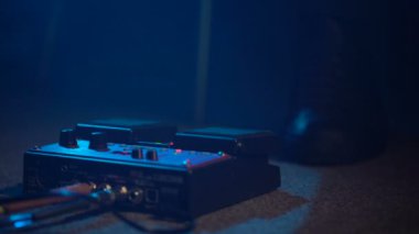 Gitarist etkileri pedal geçer