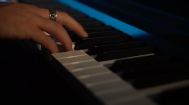Bir adam bir synthesizer oynuyor. yakın çekim