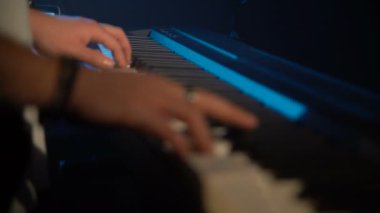 Bir adam bir synthesizer oynuyor. yakın çekim
