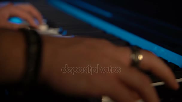 Egy ember játszik egy szintetizátor. közeli kép: — Stock videók