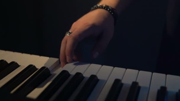 Um homem está a tocar um sintetizador. close-up — Vídeo de Stock