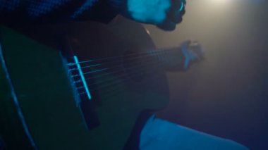 Adam oyun gitar yakın çekim