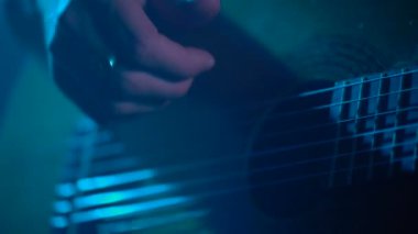 Adam oyun gitar yakın çekim