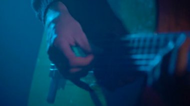 Adam oyun gitar yakın çekim