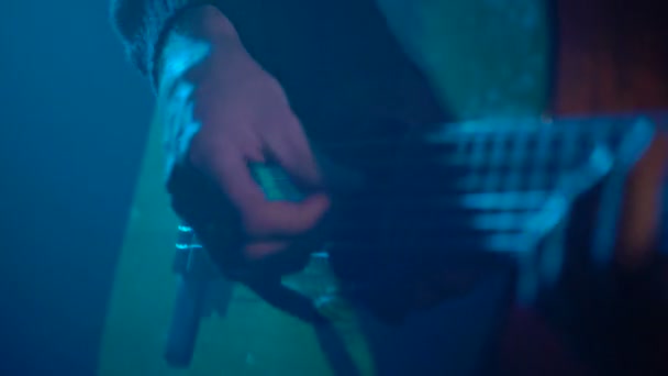 Ο άνθρωπος παίζει κιθάρα γκρο πλαν — Αρχείο Βίντεο