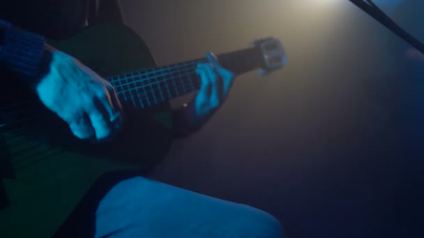 Man spelar gitarr närbild — Stockvideo