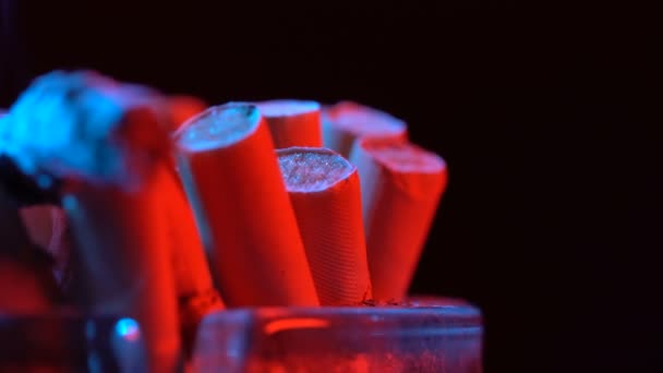 Розмита сигарета в попільничці — стокове відео