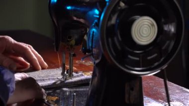 Bir dikiş makinesi terzi diker