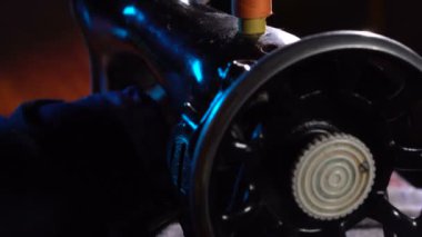 Bir dikiş makinesi terzi diker