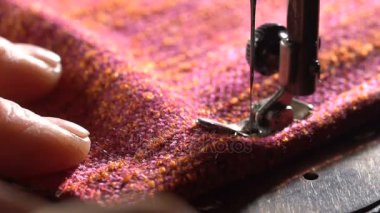 Terzi bir dikiş makinesi diker. Ağır çekim