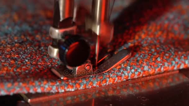 Naaister naait op een naaimachine. Slow motion — Stockvideo