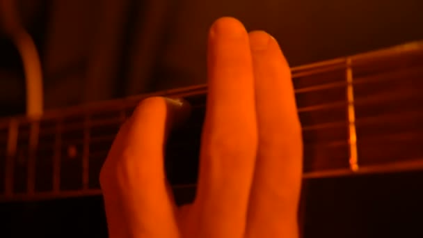 Man spelen gitaar close-up — Stockvideo