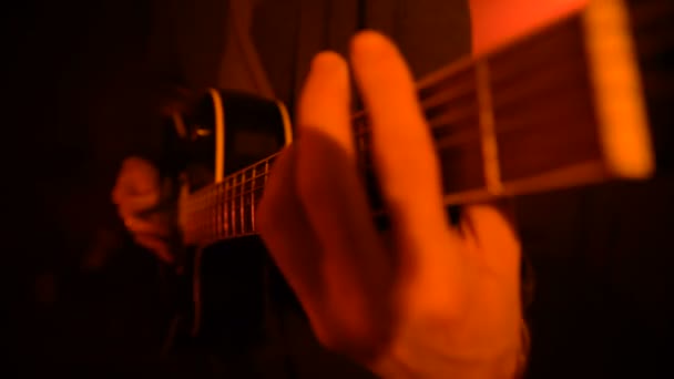 Homem tocando guitarra close-up — Vídeo de Stock