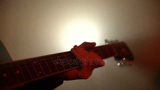 Ο άνθρωπος παίζει κιθάρα γκρο πλαν — Αρχείο Βίντεο