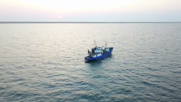 Barco de pesca en el mar. sondeo aéreo — Vídeo de stock