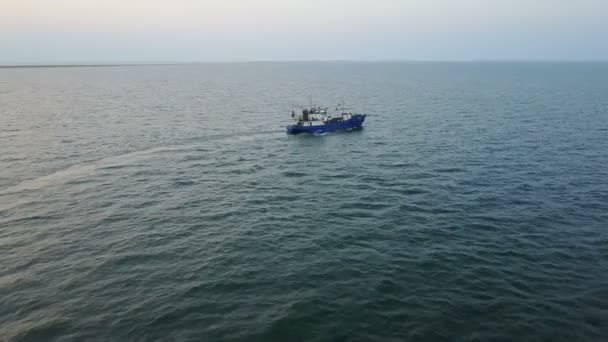 Barco de pesca no mar. Inquérito aéreo — Vídeo de Stock