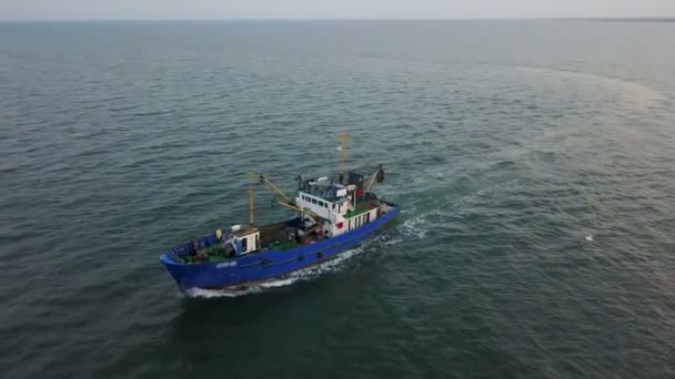 Bateau de pêche dans la mer. levé aérien 