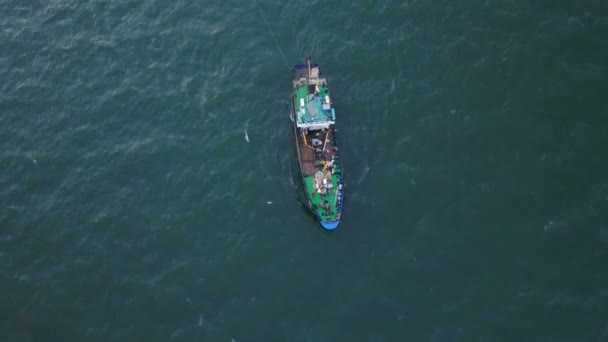 Barco de pesca en el mar. sondeo aéreo — Vídeo de stock