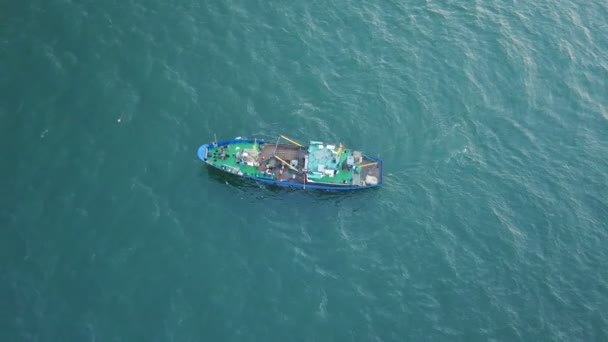Vissersboot in de zee. Luchtfoto enquête — Stockvideo
