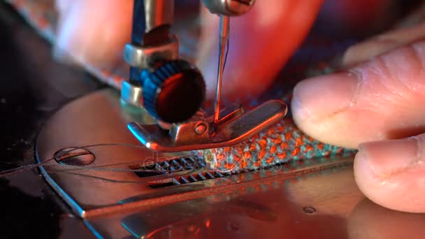 Costura de tensão de costura em uma máquina de costura — Vídeo de Stock