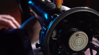 Bir dikiş makinesi terzi diker