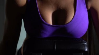 Kız spor salonunda. Ağır çekim