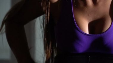 Kız spor salonunda. Ağır çekim