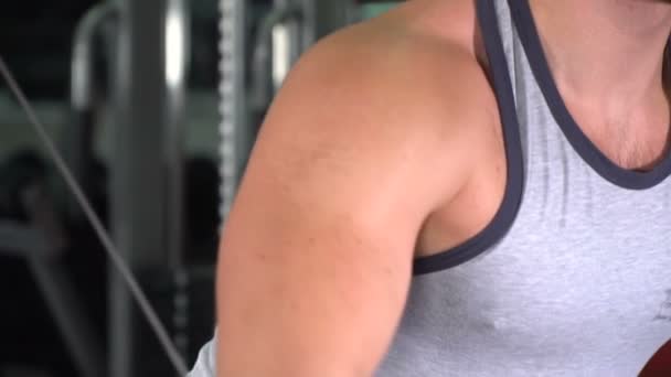 Atlet di gym. Gerakan lambat — Stok Video