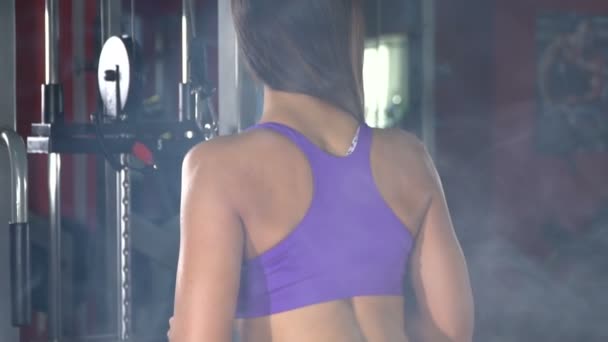 Une fille dans la salle de gym. Mouvement lent — Video