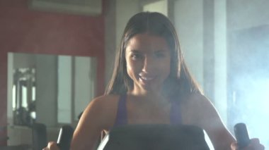 Kız bir egzersiz bisikleti. Ağır çekim