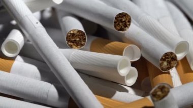 Kameranın önünde sigara dönüşü.