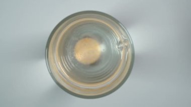 Bir hap bardağa atılır.