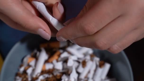 Κορίτσι σπάει ένα τσιγάρο με τα χέρια της — Αρχείο Βίντεο