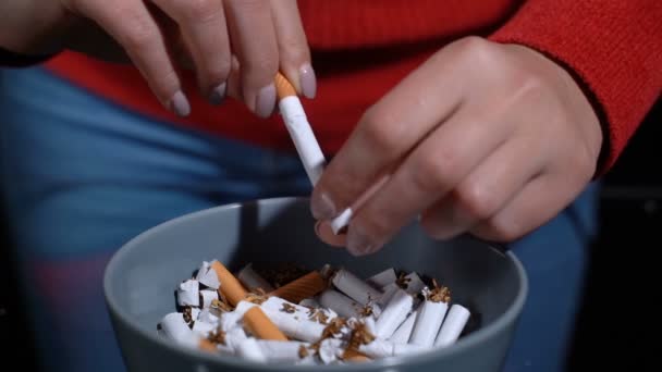 Девушка ломает сигарету руками — стоковое видео