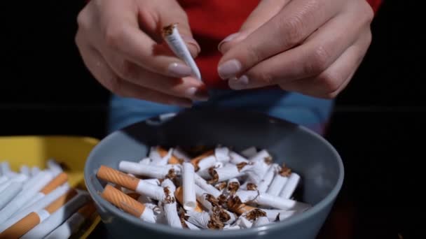 Девушка ломает сигарету руками — стоковое видео
