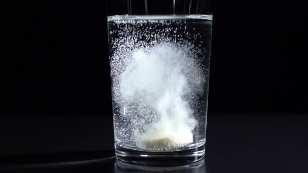 Une pilule est jetée dans un verre 